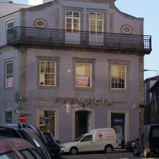 Edifício da Farmácia Magalhães na Rua de Serralves