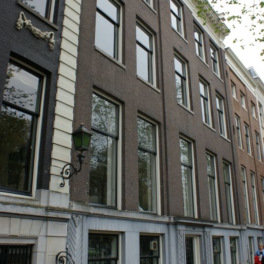 Dubbel huis met gevel voorzien van hoek- en middenrisalieten, onder rechte lijst en attiek