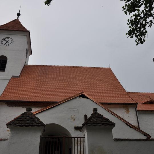 Kříž před kostelem