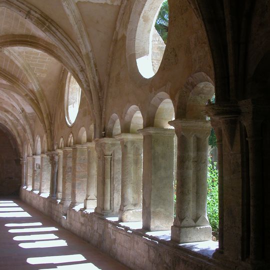 Cloître de l'abbaye de Valmagne