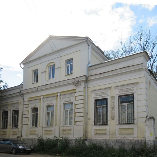 Жилой дом с воротами