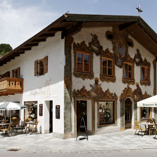 Wohn- und Geschäftshaus