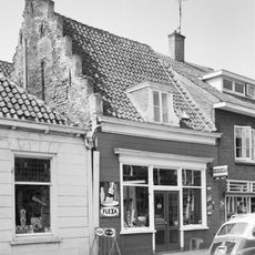 Dwarshuis met hoog zadeldak, aan de zuidzijde door een trapgevel afgesloten