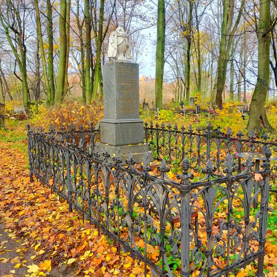 Братская могила экипажа Героя Советского Союза Ю.Э. Бунимовича : штурмана В.В. Данилова, стрелка-радиста В.П. Кудрявцева, воздушного стрелка Д.К. Подлеонова, погибших 13 января 1944 г.