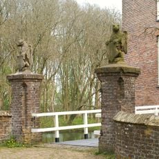 Loenersloot: hoge bakstenen keermuur