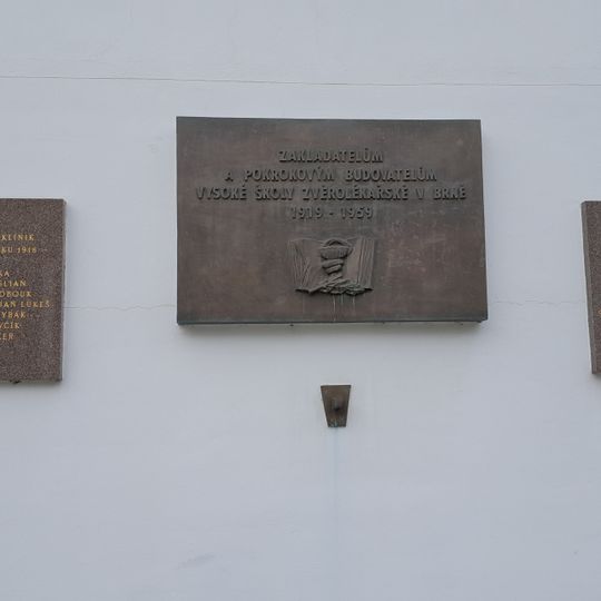 Pamětní deska zakladatelům Veterinární university v Brně