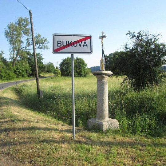 Kříž jižně od Bukové u značky konce obce