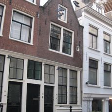 Huis dat met nr 8 een groep etagewoningen vormt