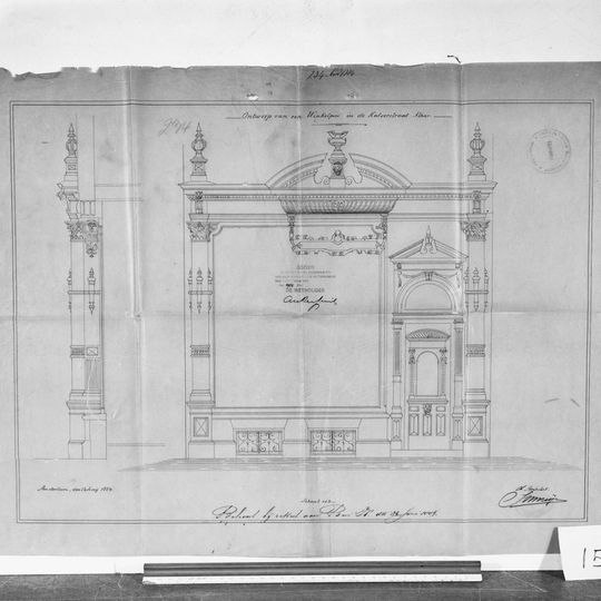 Pand met gevel onder gezwenkte lijstvormige zandstenen top met borstbeelden op de hoeken