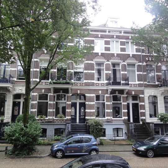 Rij van aaneengesloten herenhuizen met hekken