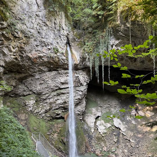 Grotte et cascade de Seythenex
