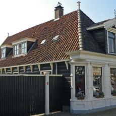 Houten huis onder zadeldak