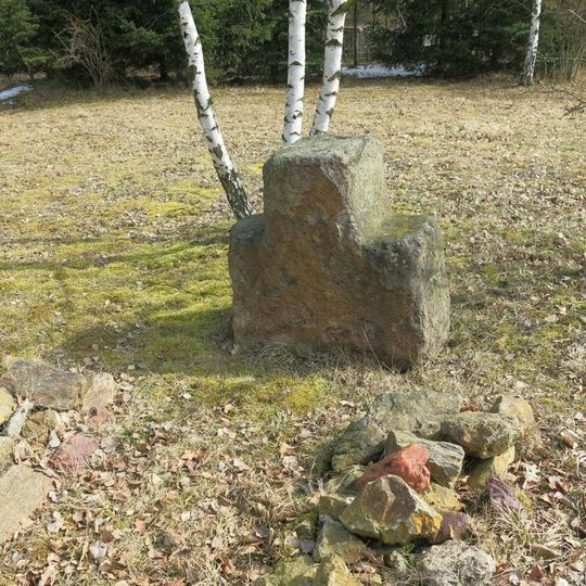 Odpočivný kámen u kaple v skanzenu Stará Ves v Chomutově