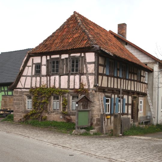 Abgewalmtes Frackdachhaus