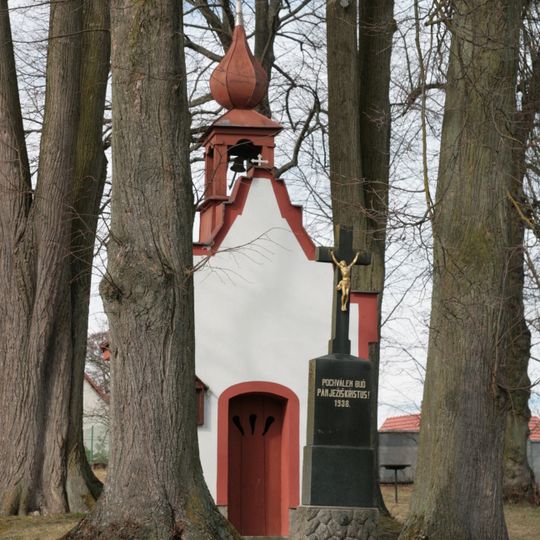Kříž před kaplí