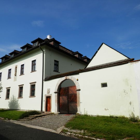 Kňažský domov, múr ohradný s bránami