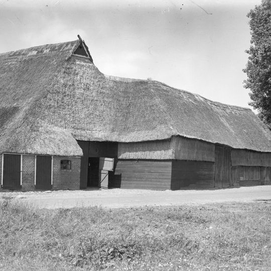 Boerderij met achterbaander en woondeel met bakstenen topgevel
