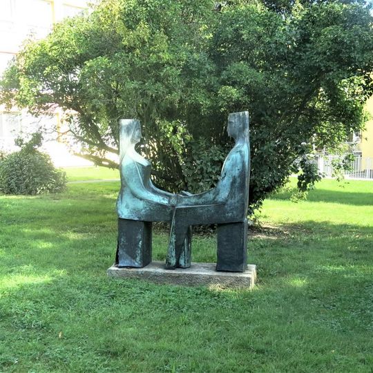 Kovová plastika Muž a žena u školy v Smetanově ulici v Chodově