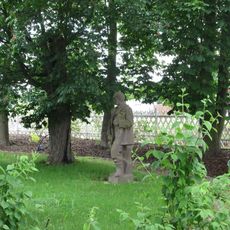 Socha v Rochlově v zámecké zahradě