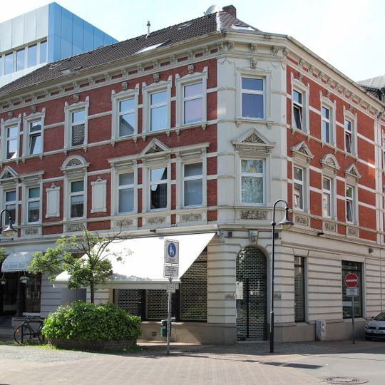 Wohn- und Geschäftshaus Mont-Cenis-Straße 7 / Schulstraße 11