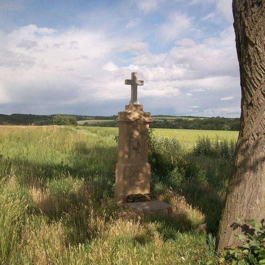Kříž u stromu u Města Touškov