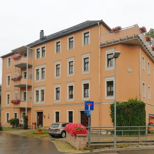 Wohnhaus in offener Bebauung, ehemals Filzfabrik Bachstraße 4