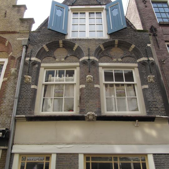 Pand met tot puntgevel gewijzigde Dordtse trapgevel