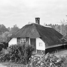 Aaf bewaarde, kleine landarbeiderswoning. Gepleisterde muren, mooi rieten dak, in de voorgevel schuiframen met luiken
