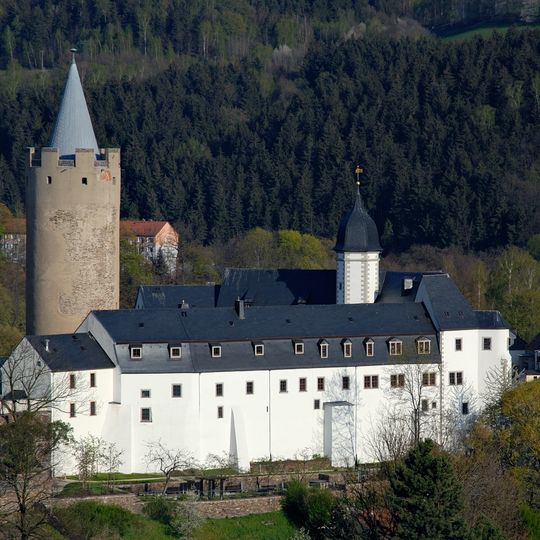 Sachgesamtheit Schloss Wildeck mit Bergfried »Dicker Heinrich« mit folgenden Einzeldenkmalen: Bergfried und Jagdschloss , der Burgberg sowie terrassierte Nutz- und Ziergärten im unmittel