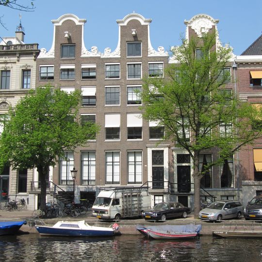 Pand met halsgevel met versierde stoep en kelderpui