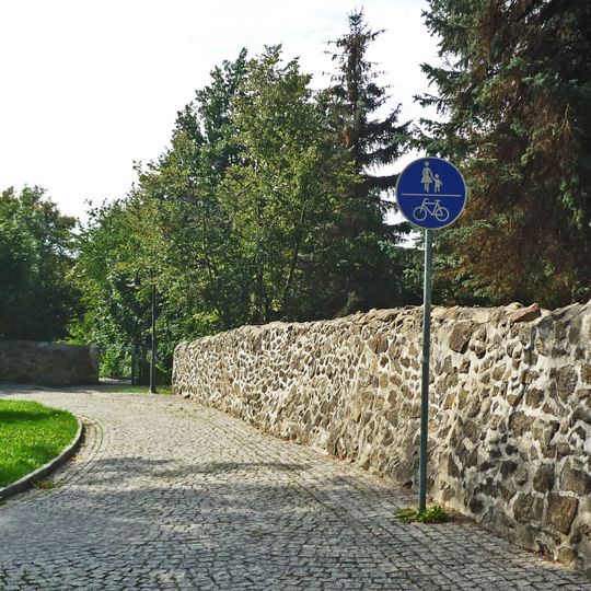 Mauer entlang des Obergrabens ab Haus Nummer 12 bis zur Zufahrt zum Kirchplatz Obergraben 12