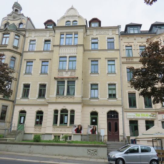Mietshaus in geschlossener Bebauung mit Vorgarten Barbarossastraße 37