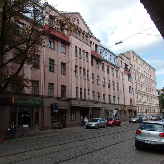 Īres nams ar veikalu