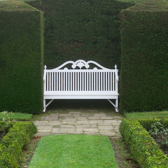 De Wiersse: tuinbank in rozentuin