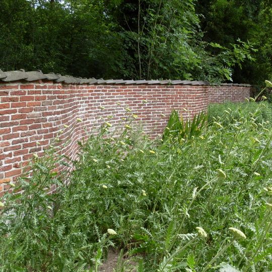 Beeckestijn, slangemuur nabij het linker koetshuis