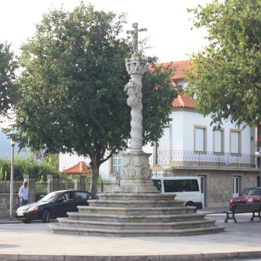 Cruzeiro de granito situado em frente à estrada nacional