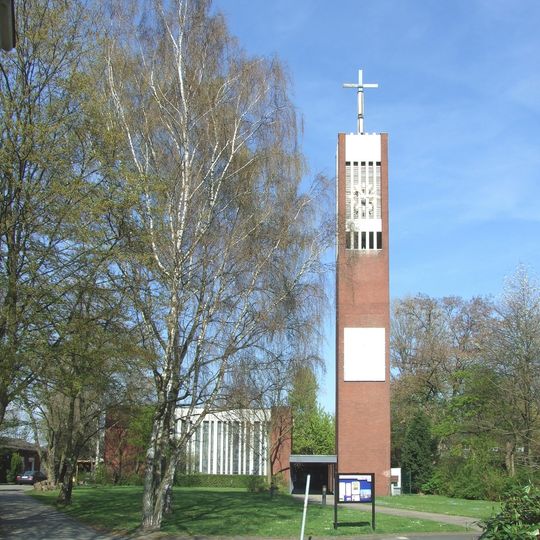 Ev. Auferstehungskirche und Pfarrhaus