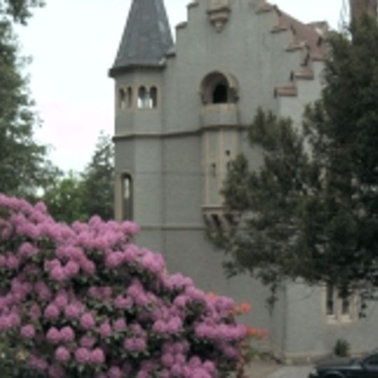 Jagdschloss und Gedenkstein sowie Parkanlage Hauptstraße 13