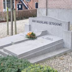 Monument bij de Oude Kerk