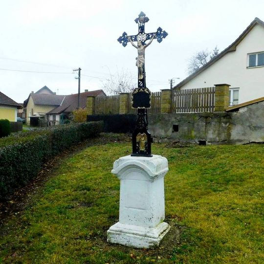 Kříž na návsi v Brzoticích