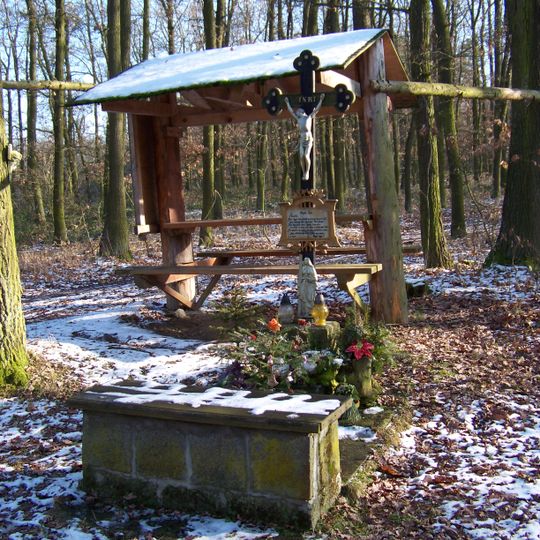 Kříž na úbočí vrchu Housina u Všeradic