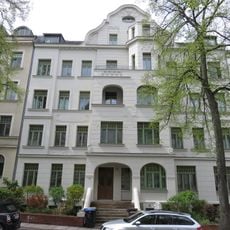 Mietshaus in geschlossener Bebauung mit Vorgarten und Freitreppe Barbarossastraße 43