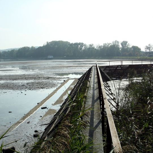 Česlová lávka přes výpusť Žehuňského rybníka