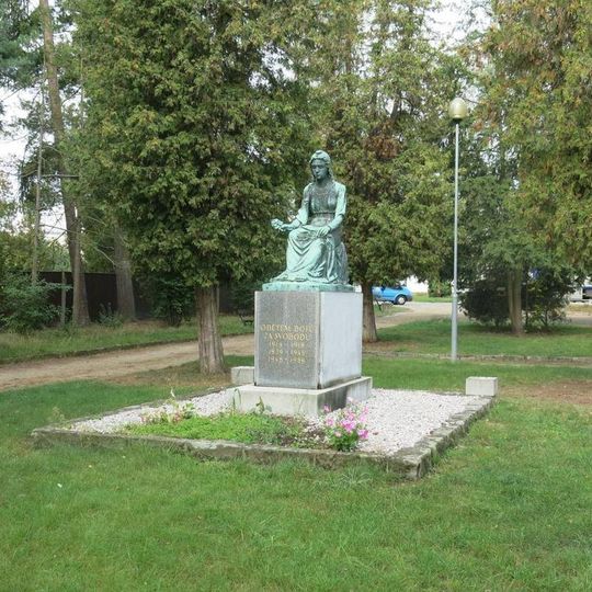 Pomník padlým v parku u nádraží v Mnichově Hradišti