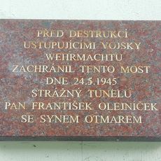 Pamětní deska připomínající záchranu železničního mostu