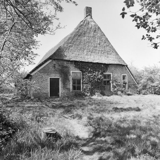 Boerderij onder rieten wolfsdak aan achterzijde en met riet bedekte puntgevel aan voorzijde