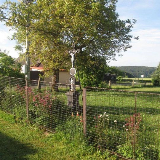Kříž v Nové Vsi v zahradě