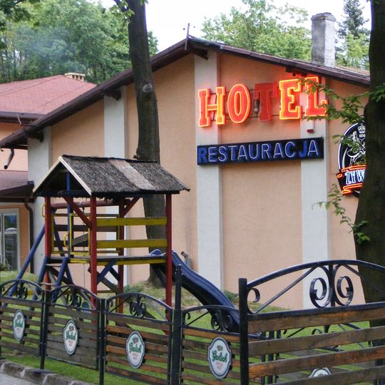 Restauracja z budynkiem gospodarczym