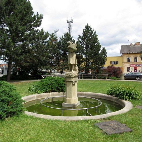 Kašna se sochou u vlakového nádraží v Táboře