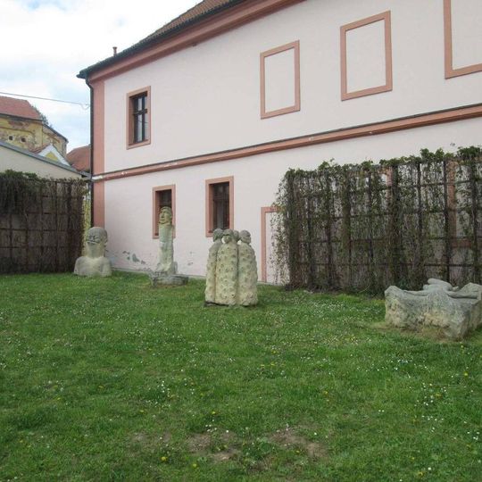 Sochy v Nečtinách u hostince